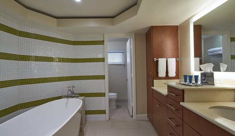 Edgewater Beach Hotel - Two Bedroom Premium Edgewater Suite Bathroom